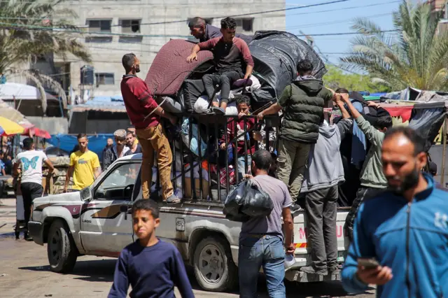فلسطينيون يقومون بعمليات الإخلاء