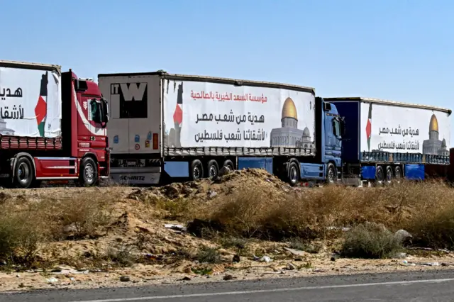 شاحنات مصرية محملة بالمساعدات