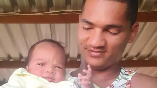 Delvin Safers, anayeonekana hapa na mwanawe Zyar, amelazwa hospitalini baada ya kuokolewa