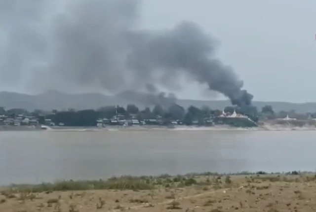 မေ ၇ ရက်က နေအိမ်တွေမီးလောင်နေတဲ့ မလယ်ကျေးရွာမြင်ကွင်း