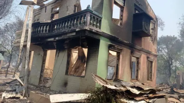 ဆုံရွာအတွင်းက မီးလောင်သွားတဲ့နေအိမ်တစ်လုံး