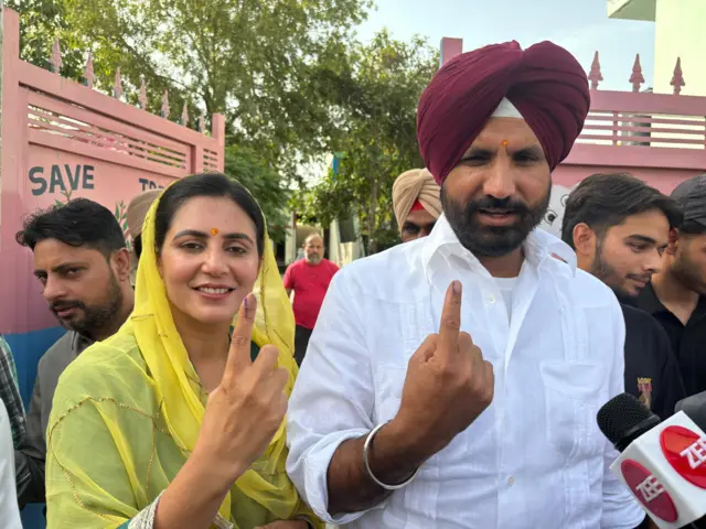 ਲੁਧਿਆਣਾ ਤੋਂ ਕਾਂਗਰਸ ਦੇ ਉਮੀਦਵਾਰ ਅਮਰਿੰਦਰ ਸਿੰਘ ਰਾਜਾ ਵੜਿੰਗ ਆਪਣੀ ਪਤਨੀ ਅਮ੍ਰਿਤਾ ਵੜਿੰਗ ਨਾਲ