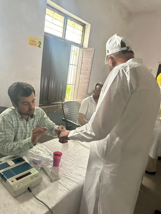 ਸੁਰਿੰਦਰ ਸਿੰਘ ਕੰਬੋਜ ਜਲਾਲਾਬਾਦ ਦੇ ਵਿਧਾਇਕ ਅਤੇ ਆਮ ਆਦਮੀ ਪਾਰਟੀ ਆਗੂ ਗੋਲਡੀ ਕੰਬੋਜ ਦੇ ਪਿਤਾ ਹਨ।