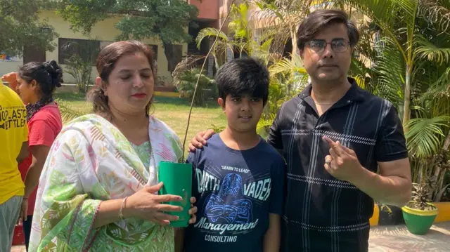 ਗ੍ਰੀਨ ਬੂਥ  ਉੱਪਰ ਵੋਟ ਪਾਉਣ ਤੋਂ ਬਾਅਦ ਵੋਟਰ