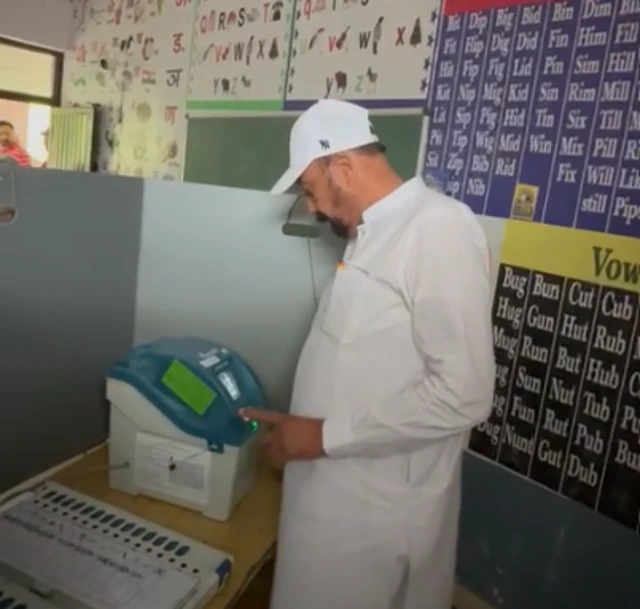 ਚੋਣ ਕਮਿਸ਼ਨ ਵੱਲੋਂ ਜਾਰੀ ਕੀਤੇ ਗਏ ਦਿਸ਼ਾ ਨਿਰਦੇਸ਼ਾਂ ਤਹਿਤ ਕੋਈ ਵੀ ਆਦਮੀ ਆਪਣੀ ਵੋਟ ਕਾਸਟ ਕਰਨ ਸਮੇਂ ਵੀਡੀਓ ਨਹੀਂ ਬਣਾ ਸਕਦਾ ਹੈ