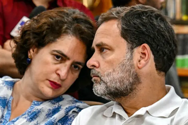प्रियंकाकडे हात करून राहुल गांधी म्हणाले, हिनं वाराणसीतून निवडणूक लढवली असती तर..