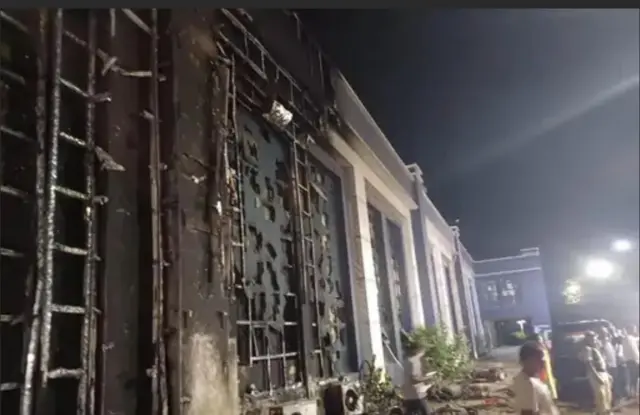 आगजनी में ज़िला कलेक्ट्रेट की इमारत को भारी नुक़सान हुआ है