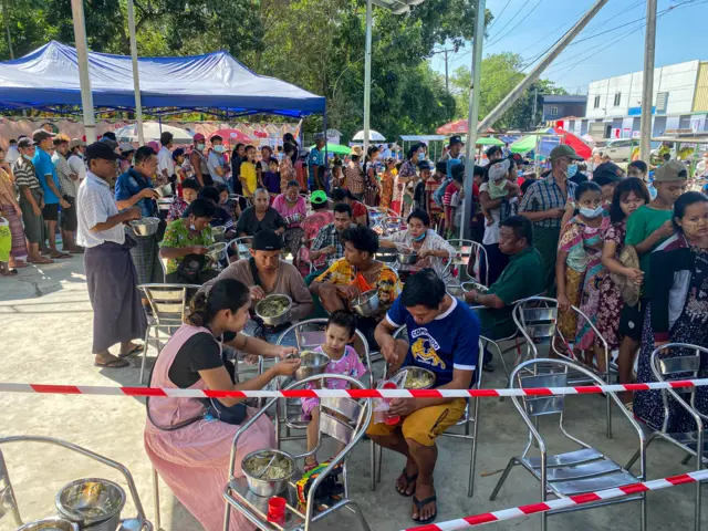 ရန်ကုန်မှာ တန်ဖိုးနည်းနေ့လည်စာဝယ်ဖို့ တန်းစီနေသူတွေစီနေသူတွေ(ပုံဟောင်း)