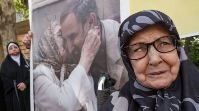 ईरानी नागरिक हामिद नूरी की मां खादिजा रामेज़ानी