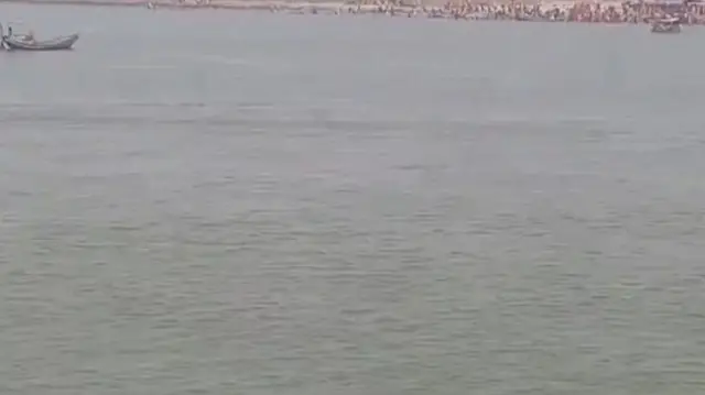 पटना के पास बाढ़ इलाके में गंगा नदी में एक नाव पलट गई