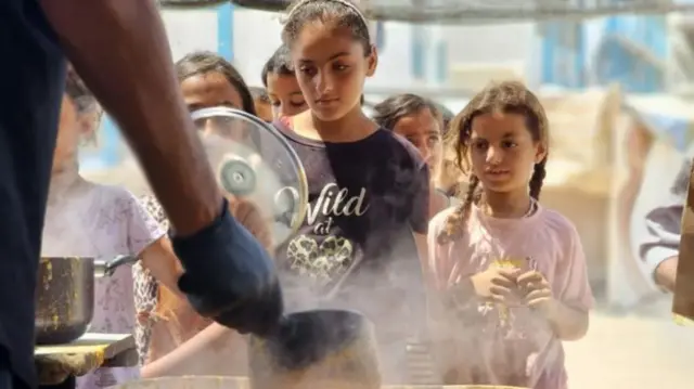 इसराइल पर ग़ज़ा में मदद के लिए रास्ते खोलने का दबाव है