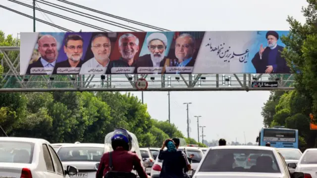 بیلبورد انتخابات ایران بر پل عابر پیاده