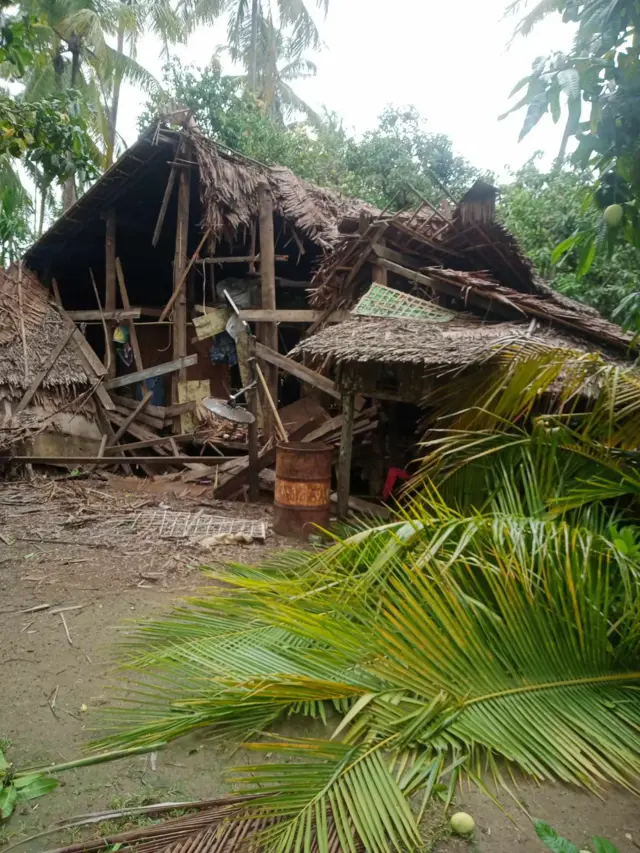 ဗုံးထိမှန်တဲ့ ကံဆိပ်ကျေးရွာက ဒေသခံနေအိမ်တစ်လုံး