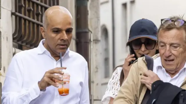 अजय हिंदुजा और उनकी पत्नी नम्रता अपने वकील के साथ