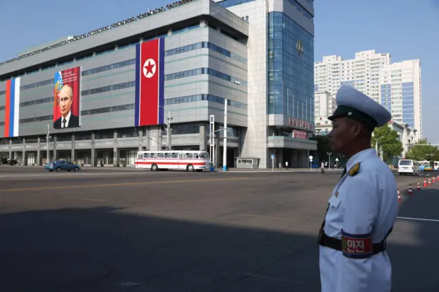 ပြုံယမ်းက အဆောက်အအုံတစ်ခုမှာ မြင်တွေ့ရတဲ့ ရုရှားသမ္မတ ပူတင်ရဲ့ဓာတ်ပုံ