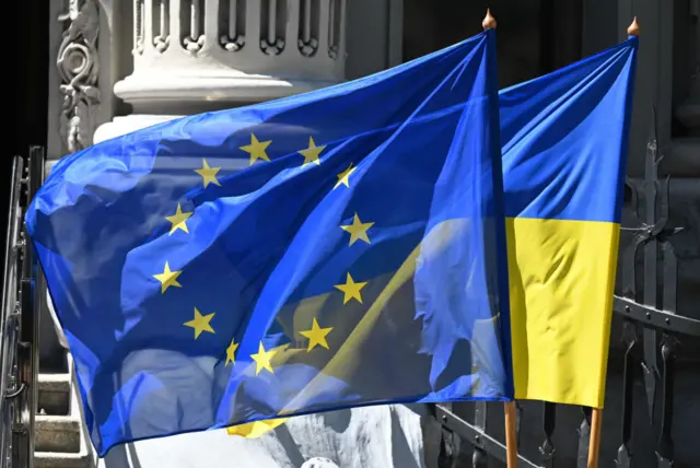 Флаги Украины и ЕС