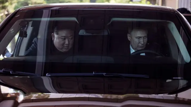 Kiim Joong Un fi Vilaadmiir Puutin