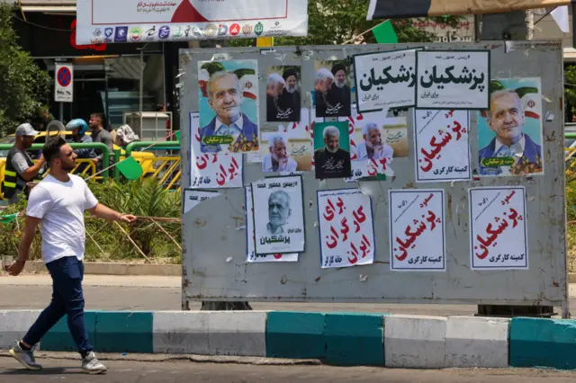 پوستر نامزدهای انتخابات ریاست‌جمهوری در خیابانی در تهران