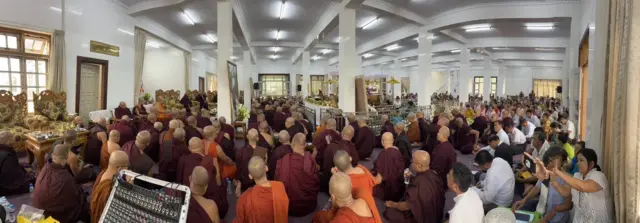 ပစ်ခတ်ခံရတဲ့အခြေအနေကို ကံသုံးဆင့်ဆရာတော်က ဧည့်ပရိသတ်ရှေ့မှာ မိန့်ကြားရှင်းပြခဲ့တာဖြစ်ပါတယ်