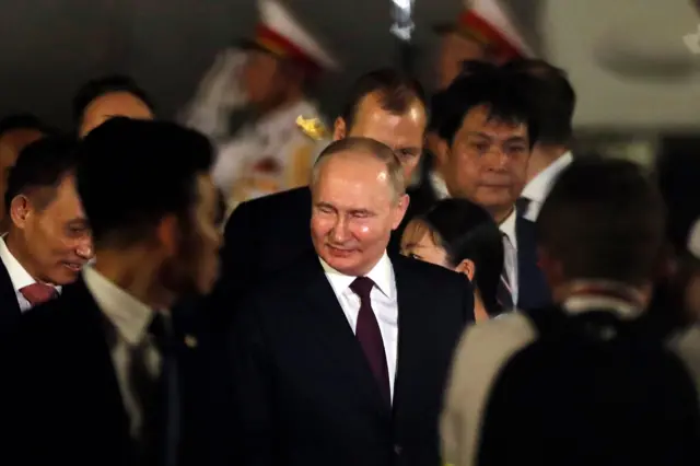 မနေ့ညပိုင်းတုန်းက ဟနွိုင်းမြို့ကို လေယာဥ်ဆိုက်အပြီးမှာ မြင်တွေ့ရတဲ့ သမ္မတပူတင်