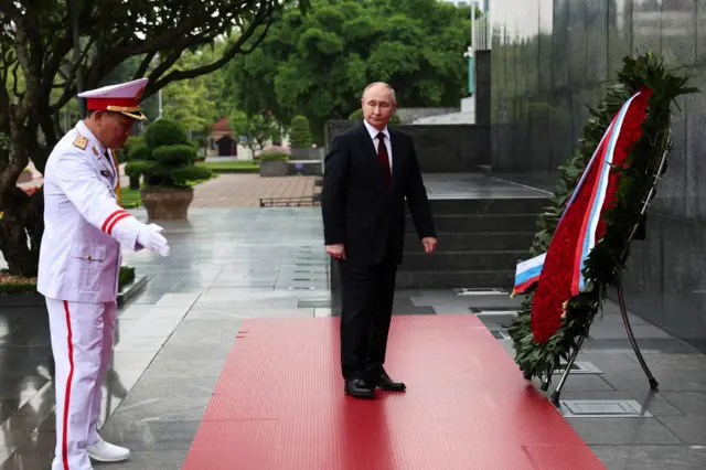 Tổng thống Putin đặt lẵng hoa viếng lăng Chủ tịch Hồ Chí Minh