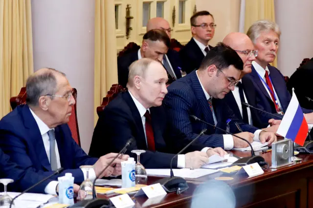 Tổng thống Putin (thứ hai từ trái) trong cuộc hội đàm