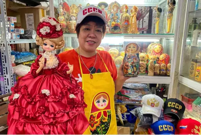 Bà Nguyễn Thị Hồng Vân, 55 tuổi, sưu tập và bán đồ lưu niệm Nga tại cửa hàng của bà ở Hà Nội, Việt Nam, ngày 16/6/2024. Bà đã sống và làm việc ở Nga 20 năm.