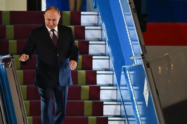 Ông Putin xuống máy bay tại sân bay Hà Nội vào sáng nay