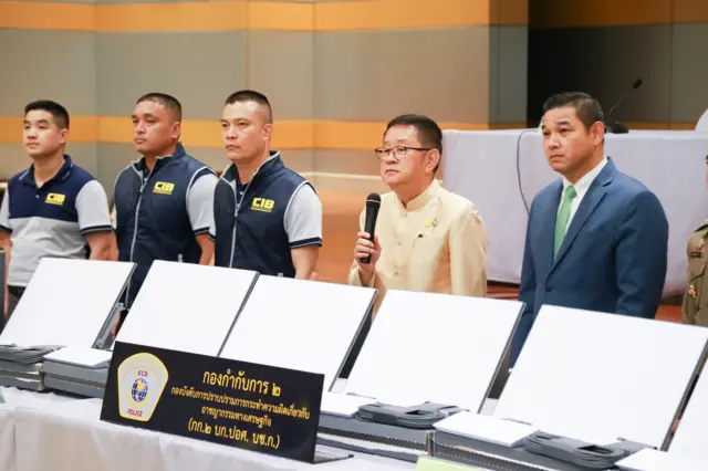 စတားလင့်ခ် စက်တွေနဲ့ ဆက်စပ်ပစ္စည်းတွေ ဖမ်းမိတာနဲ့ပတ်သက်ပြီး ပြုလုပ်တဲ့သတင်းစာရှင်းလင်းပွဲကိုတော့ ထိုင်းနိုင်ငံ ဒစ်ဂျစ်တယ်စီးပွားရေးနဲ့လူမှုအသိုက်အဝန်းဆိုင်ရာဝန်ကြီးဌာန ဝန်ကြီးက ဦးဆောင်ခဲ့တာဖြစ်ပါတယ်