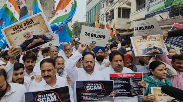 प्रदर्शन करते कांग्रेस कार्यकर्ता