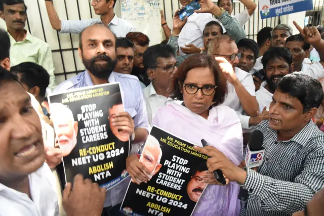 कांग्रेस ने आज देश भर में परीक्षाओं में हो रही गड़बड़ी के ख़िलाफ़ प्रदर्शन किया है