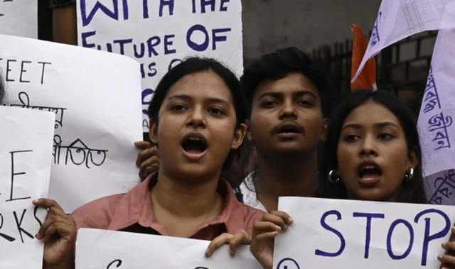 नीट परीक्षा में कथित गड़बड़ी के ख़िलाफ़ छात्र प्रदर्शन कर रहे हैं