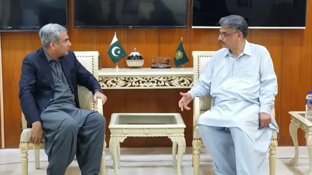 پاکستان کے زیرِ انتظام کشمیر کے وزیراعظم چوہدری انوارالحق اور وفاقی وزیرداخلہ محسن نقوی