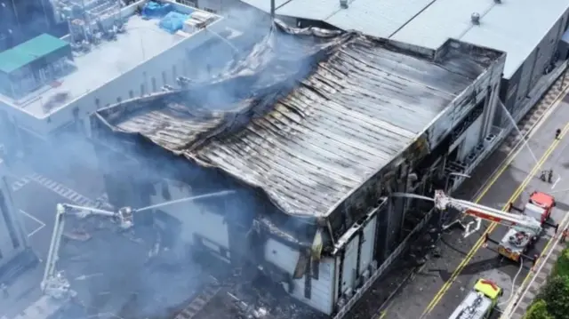 दक्षिण कोरिया में बैटरियों की एक फैक्ट्री में आग लगी है