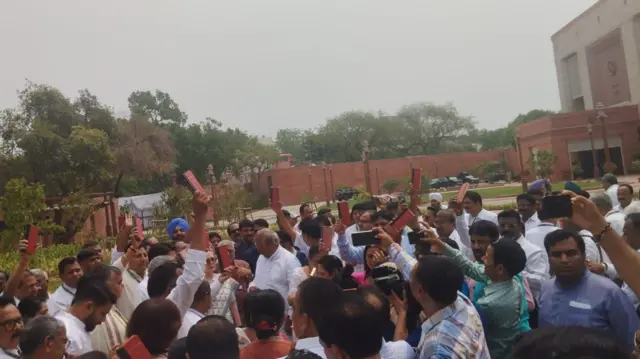 इंडिया गठबंधन के नेताओं ने संसद के बाहर प्रदर्शन किया है