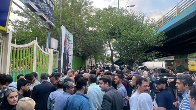جمعیت پشت درهای بسته