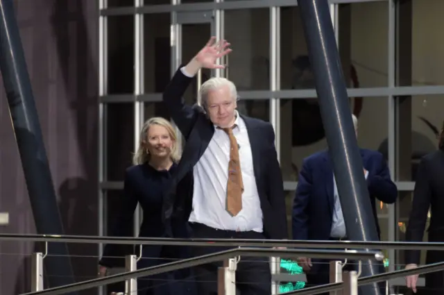 जूलियन असांज