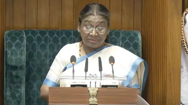 संसद के संयुक्त सत्र को संबोधित करती हुईं राष्ट्रपति द्रौपदी मुर्मू