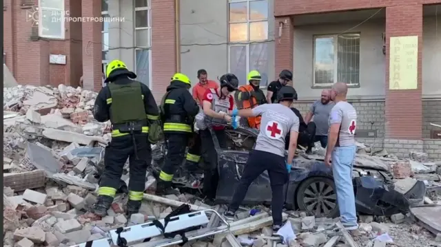 спасатели, удар по дому в Днепре