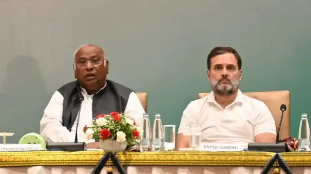 कांग्रेस अध्यक्ष मल्लिकार्जुन खड़गे(बाएं) और नेता प्रतिपक्ष राहुल गांधी(दाएं)