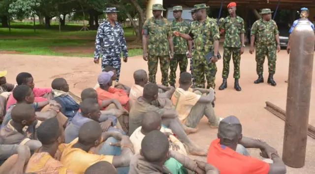 Ndị ọrụ nchekwa Naịjirịa na ụfọdụ ndị a na-enyo enyo