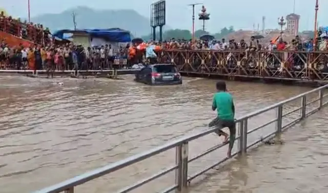 गंगा में बह रही कारें