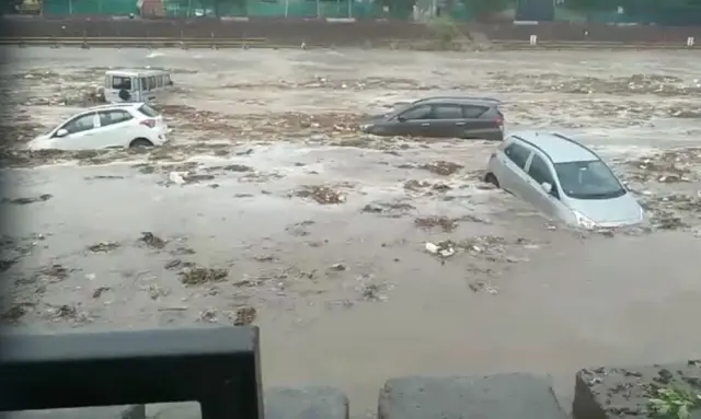 गंगा में बह रही कारें