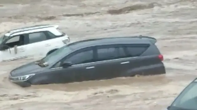 गंगा में बह रही कारें