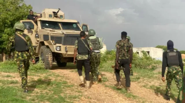 Ndịagha Naịjirịa nọ n'ime ọhịa