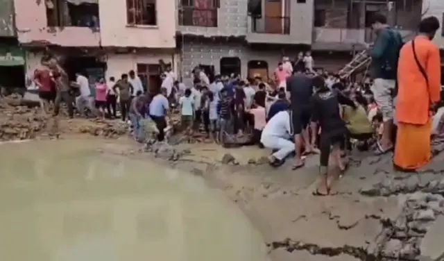 मथुरा में पानी की टंकी गिरी