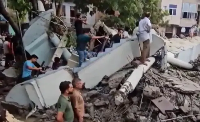 मथुरा में पानी की टंकी गिरी