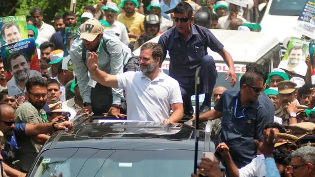 rahul gandhi waiving to public