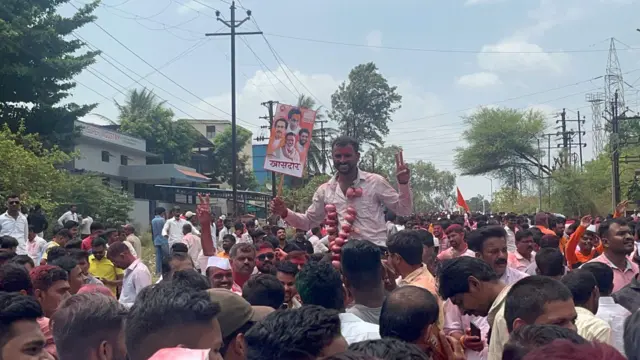 नाशिक शिवसेना कार्यालयाबाहेर कार्यकर्त्यांचा कांद्याची माळ गळ्यात घालून जल्लोष
