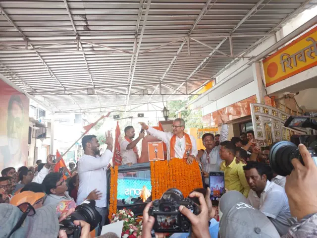 शिवसेना उबाठा गटाच्या अनिल देसाई यांना मुंबई दक्षिण मध्य मतदारसंघात आघाडी मिळाल्यावर त्यांच्या पक्षाच्या कार्यकर्त्यांनी जल्लोष सुरू केला आहे.